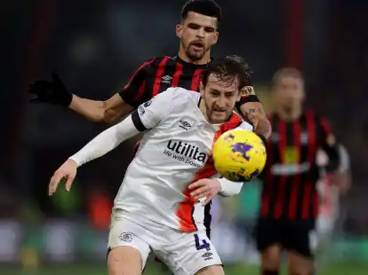 Tom Lockyer (vorne) von Luton Town hatte bereits zum zweiten Mal mit Herzprobleme zu k&auml;mpfen.