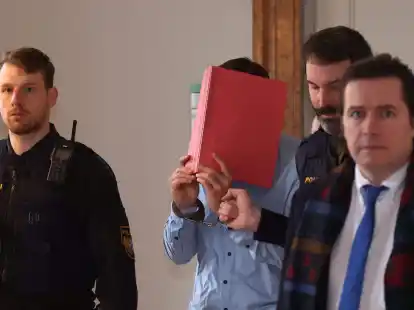 Der angeklagte US-Amerikaner (M) wird im Landgericht Kempten in den Gerichtssaal gef&uuml;hrt.