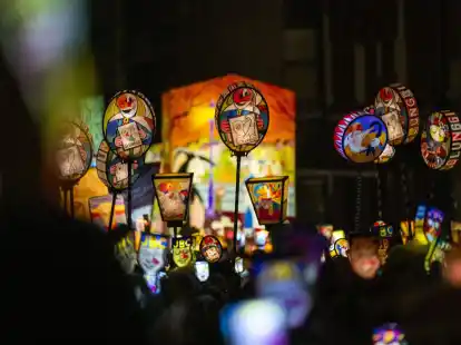 Fasnachtscliquen ziehen am fr&uuml;hen Morgen mit Laternen durch die Stra&szlig;en von Basel.