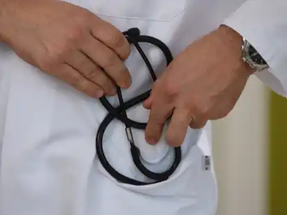 Ein Arzt h&auml;lt ein Stethoskop in der Hand. Die KV Niedersachsen f&ouml;rdert die Niederlassung von &Auml;rztinnen und &Auml;rzten.