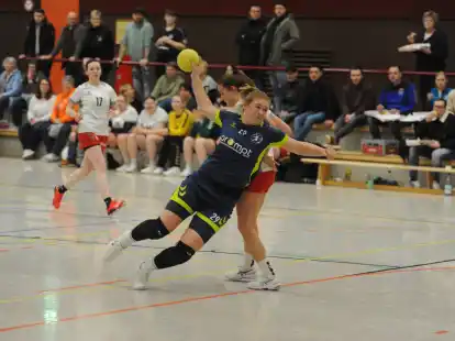 Louisa Plump (am Ball) und die Handballerinnen der HSG Unterweser gaben sich am Wochenende gegen Friesoythe  keine Blöße.