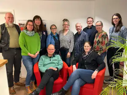 Der neu gew&auml;hlte Vorstand des SPD-Ortsvereins Jever: (von links, stehend) Frank Kourim, Bettina Montigny, Janina Furchert, Marianne Rasenack, Christina Haartje-Graalfs, Ralf Dohmen, Stefan Fischer, Elke Vredenborg und Angela van den Ent, (von links, sitzend) Dieter Vahlenkamp und Lena Gronewold. Es fehlt: Ole Mattausch