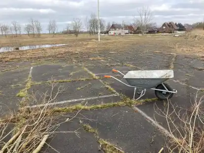 Hier ist schon einiges passiert, aber immer noch viel zu tun: Der immer noch ungepflegt wirkende ehemalige Parkplatz an der Roffhausener Landstra&szlig;e.