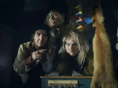 David Bennent (l) als Rumpelstilzchen, Moritz F&uuml;hrmann als Riese und Anna Schudt als Hexe in einer Szene des Films &laquo;Spuk unterm Riesenrad&raquo;.