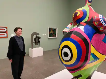 Blick auf die Nana-Figur &bdquo;Gwendolyn&ldquo; im Sprengel Museum Hannover: Nora Br&uuml;nger, Kuratorin f&uuml;r Kunst im &ouml;ffentlichen Raum