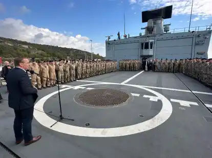 Verteidigungsminister Boris Pistorius (l) an Bord der Fregatte &laquo;Hessen&raquo; vor der K&uuml;ste Kretas.