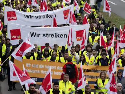 In einem Protestzug ziehen Warnstreik-Teilnehmer in Richtung Terminal 1 in Frankfurt.
