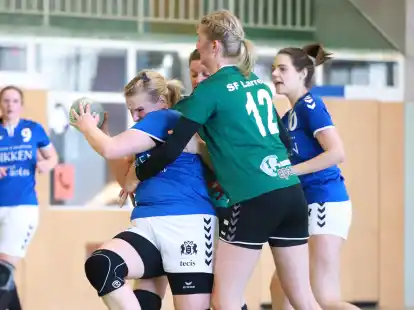 Derby in der Handball-Regionsoberliga der Frauen: Kaum ein Durchkommen für HSG-Spielerin Verena Köster gegen aggressiv deckende Larrelterinnen (Neele Nessen/Nummer 12)