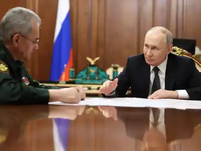 Kremlchef Wladimir Putin bespricht sich mit Verteidigungsminister Sergej Schoigu (l).