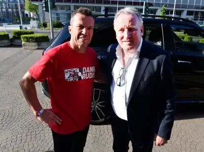 Die ehemaligen Nationalmannschaftskollegen Lothar Matth&auml;us (l) und Andreas Brehme kommen 2022 zu der Verabschiedungsgala von Rudi V&ouml;ller.
