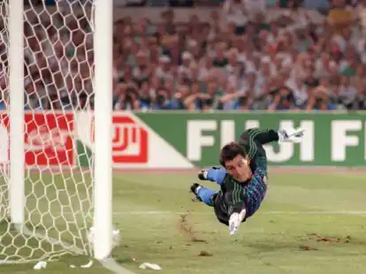 Vergeblich hechtet der argentinische Torh&uuml;ter Sergio Goycoechea 1990 in die richtige Ecke.