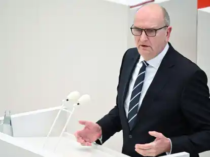 Mit der Bezahlkarte soll verhindert werden, dass Migranten Geld an Schlepper oder an ihre Familie oder Freunde ins Ausland &uuml;berweisen. Mit dem gleichen Argument hat sich auch Dietmar Woidke (SPD) f&uuml;r eine solche Karte ausgesprochen.