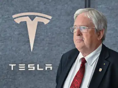 J&ouml;rg Steinbach, Wirtschaftsminister von Brandenburg, nimmt am Start des Ausbildungsjahres in der Tesla Gigafactory Berlin-Brandenburg teil.