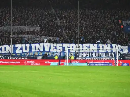 Fast die H&auml;lfte der der Fu&szlig;ball-Fans lehnt einen Investoren-Einstieg bei der DFL ab.