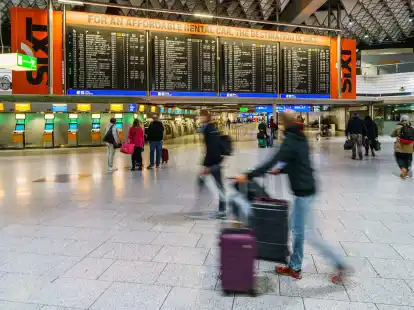 Reisende gehen durch die Abflughalle des Flughafens Rhein-Main. Der Warnstreik des Bodenpersonals der Lufthansa ist beendet.