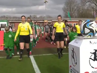 Bei der Partie zwischen den Frauen von Werder Bremen und dem SC Freiburg waren die F-Junioren des FSV Jever als Einlaufkinder mit von der Partie.