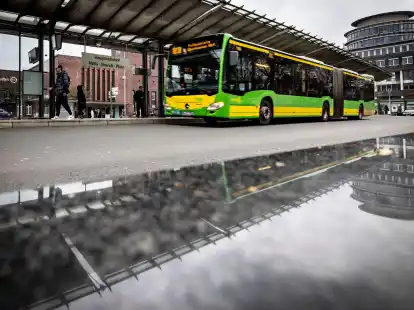 Der Busbahnhof in Oberhausen. Im Hintergrund der Hauptbahnhof.