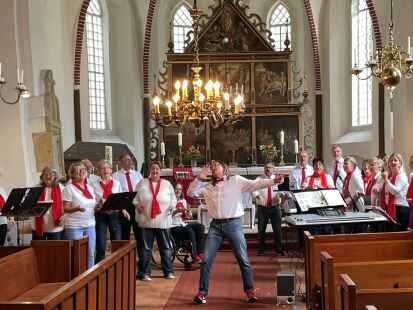 Reißt mit dem Gospelchor Victorbur alle mit: Chorleiter Peter Zimmermann aus Emden. Jetzt werden allerdings dringend auch Männer zum Mitsingen gebraucht.