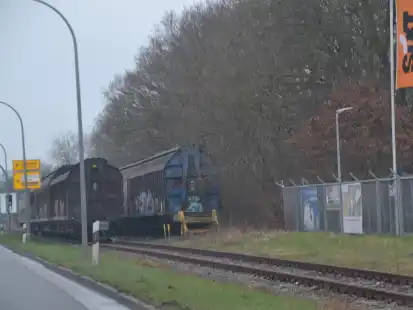 Wo jetzt die G&uuml;terwaggons vor den Toren Aurichs neben der Firma B&ouml;we parken, k&ouml;nnte schon in f&uuml;nf Jahren ein Personenzug in den Auricher Bahnhof einfahren.