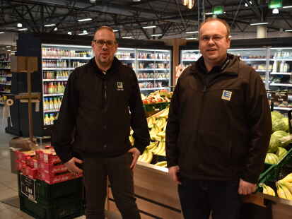 Inhaber Daniel Döring (r.) und Marktleiter Stefan Sill freuen sich, ihrer Kundschaft das umgebaute E-Center in Wittmund präsentieren zu können. Heute und morgen wird hier mit einer Prozentaktion gefeiert.
