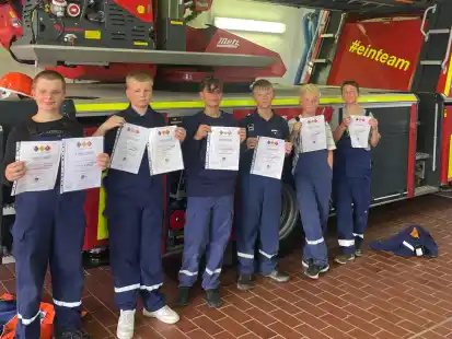 Ein Teil der Mitglieder der Jugendfeuerwehr Tettens bei der Jahreshauptversammlung.
