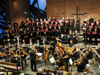 Beim Oratorienkonzert in Jever kommen Chor und Orchester unter der Leitung von Kreiskantor Klaus Wedel zusammen.