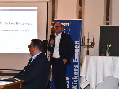 Hendrik Poppinga (mit Mikro), auf dem Bild bei der Jahreshauptversammlung von Kickers Emden Ende letzten Jahres, kandidiert für den Posten des Vorsitzenden.