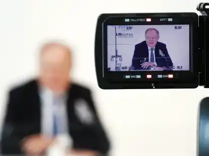 Im Fokus: Ministerpr&auml;sident Stephan Weil (SPD). Ihm wird vorgeworfen, eine Neuregelung zugunsten seiner B&uuml;roleiterin durchgeboxt zu habe.