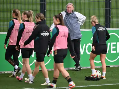 Bundestrainer Horst Hrubesch beobachtet die Spielerinnen beim Training.