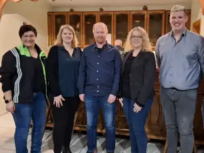 Dem neuen Vorstand des Bo&szlig;elvereins Augusthausen geh&ouml;ren (von links) Petra G&ouml;mer, Jana Rohde, Dino Eden, Carina Wispeler und Lukas Schr&ouml;der an.