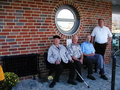 Im Jahr 2004: Georg J&uuml;chter (rechts) spendete die Rentnerbank mit der Jux-Heizung. Zur &Uuml;bergabe kam auch der damalige B&uuml;rgermeister Diedrich M&ouml;hring (2.v.r.)