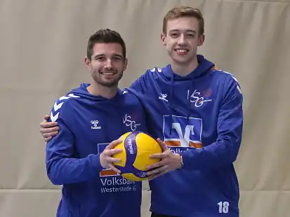 Verstehen sich auf und neben dem Volleyballfeld gut: Jannik Koenigs (links) und Anton Klots von der VSG Ammerland.