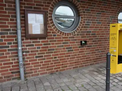 Keine Bank, daf&uuml;r eine Fahrrad-Reparaturstation: Der Platz vor dem Tourist-B&uuml;ro an der Kaje in Elsfleth hat sich ver&auml;ndert.