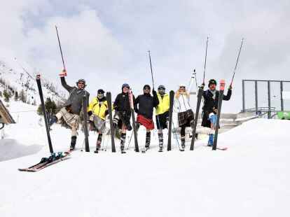 Kilt-Skitag in den Nockbergen: Statt im dicken Skianzug geht's für Wintersportler im Rock über die Pisten. (zu dpa: «Österreich sucht den Schneeballschlacht-Meister»)