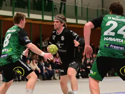 Jo-Fokke Blohm (am Ball) und die Elsflether Handballer wollen ihre Siegesserie fortsetzen.