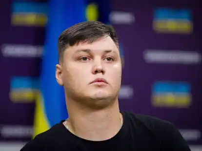 Der &uuml;bergelaufene russische Pilot bei  einer Pressekonferenz im September in Kiew.