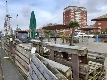 H&auml;lt derzeit noch Winterruhe: die Strandbar auf dem Hafentorplatz am Delft.