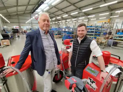 40 Jahre K&auml;lber-F&uuml;tterungstechnik aus W&uuml;sting: Helmut Urban (links), mit dem zweiten Gesch&auml;ftsf&uuml;hrer Joshua Hirnei&szlig;, blickt auf ereignisreiche Jahrzehnte seines Unternehmens zur&uuml;ck. Alles fing auf dem elterlichen Hof an, wo heute die Landtage Nord stattfinden.
