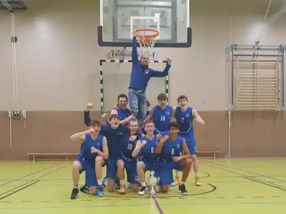 Da ist das Ding: Die U18-Basketballer haben den Meisterschaftspokal erstmals nach Borssum geholt.
