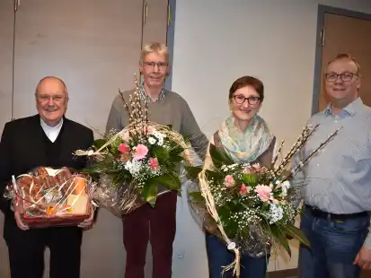 Vorsitzender Jörg Meyer (rechts) bedankte sich mit einem Präsent bei (v.l.) Pfarrer em. Paul Horst, Josef Wewer und Sieglinde Wendeln.