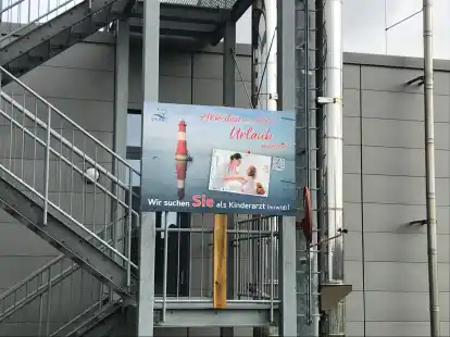 Mit einem Banner am Quellbad in Dangast hat die Stadt nach einem Kinderarzt gesucht.