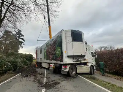 Gl&uuml;ck im Ungl&uuml;ck: Das Fahrzeug kippte nicht um, stand aber quer.