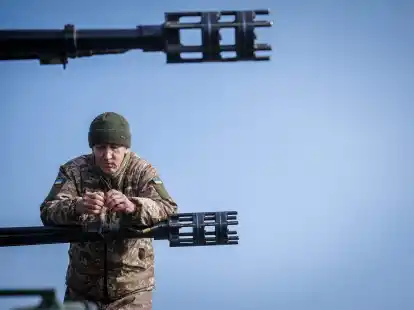 Ukrainische Soldaten setzen den von Deutschland gelieferten Panzer zur Abwehr von feindlichen Drohnen, Flugzeugen oder Hubschraubern ein.