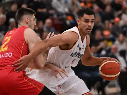 Das DBB-Team um Oscar da Silva (r) setzte sich gegen Montenegro durch.