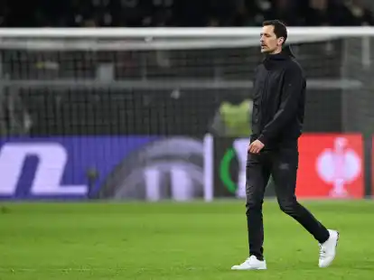 Der Cheftrainer des Fu&szlig;ball-Bundesligisten Eintracht Frankfurt: Dino Toppm&ouml;ller l&auml;uft &uuml;ber das Spielfeld.