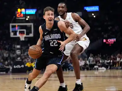 Orlandos Franz Wagner (22) zieht an Evan Mobley von den Cleveland Cavaliers vorbei.