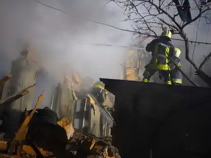 Feuerwehrleute arbeiten an einem brennenden Geb&auml;ude nach einem russischen Angriff in Odessa.