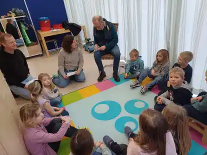 Die Kinder vom &bdquo;Kinnerhuus&ldquo; Holtgast hatten mit Jacek Ewertowski, Xenia Kaufeld und Gerhard Frerichs viel Spa&szlig; am &bdquo;Dag van de Moderspraak&ldquo;.
