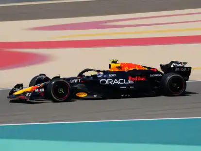 Der Mexikaner Sergio Perez steuert sein Auto auf der Rennstrecke in Bahrain.