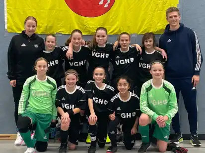 Erfolgreich in Pinneberg: Pia-Marie Arlinghaus (unten, 3. von links) hat mit der NFV-Auswahl das norddeutsche Futsal-Turnier der U-12-Juniorinnen gewonnen.